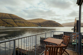 Charming Boathouse with Panoramic Fjord Views